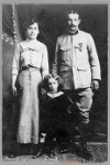 Papa Charles et maman Gabrielle avec leur fils Robert pendant la guerre de 1914